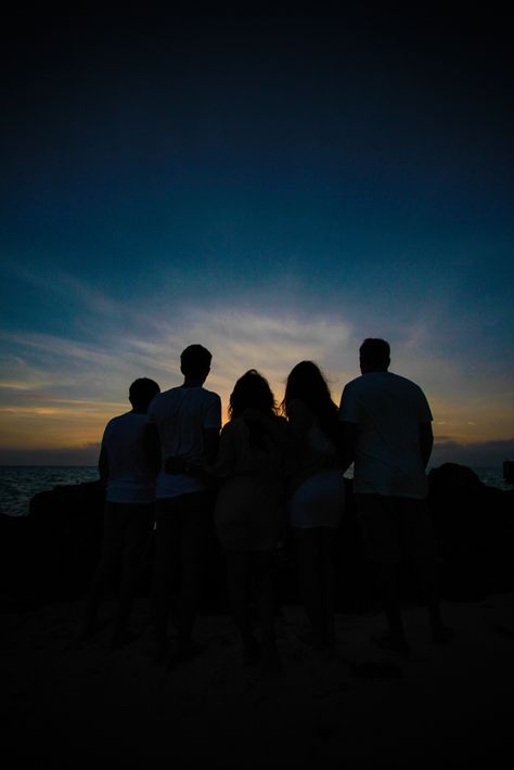 Family Silhouette looking into the Sunset Group Of Four Friends Drawing, Friends Silhouette Aesthetic, Sunset Group Picture, Trio Sunset Pictures, Friends Aesthetic Silhouette, Friends Silhouette Photography, Sunset With Friends Aesthetic, Friendship Photography, Dp For Whatsapp