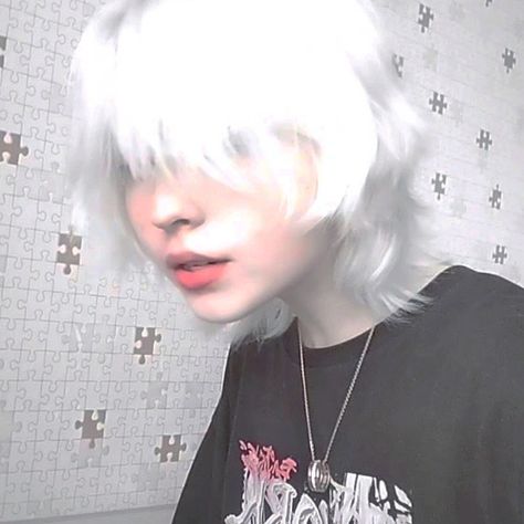 White Shaggy Hair, Short White Hair Aesthetic, White Wolfcut, White Mullet, Fluffy White Hair, White Hair Boy, Dyed White Hair, Silver White Hair, Short White Hair