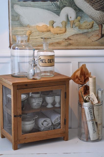 Jelly Cupboard, Vintage Cupboard, Dollhouse Miniatures Kitchen, French Cheese, Diy Display, Pie Safe, Farmhouse Inspiration, Ideas Hogar, Wooden Display