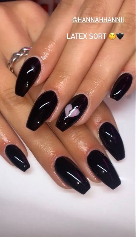 Black Hearts Nail Art, Heart Break Nails, Vday Nails, Beautiful Nail Polish, Heart Nail Designs, Hippie Nails, Broken Nails, Gothic Nails, Nail Idea