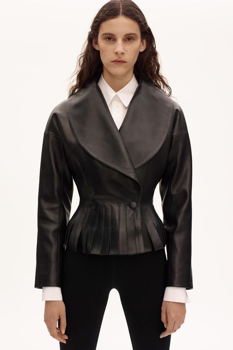 Ala?a Fall 2019 Ready-to-Wear Fashion Show - Vogue Karim Sadli, Short Leather Jacket, Parisian Chic Style, Azzedine Alaia, Fashion Show Collection, Vogue Paris, Event Dresses, Fashion Details, Couture Fashion