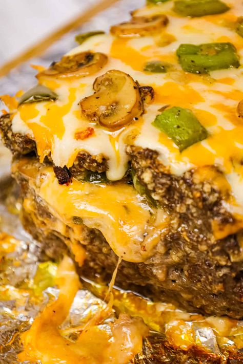 Meatloaf With Gravy, Ground Beef Meatloaf, Cheesy Meatloaf, Meatloaf Casserole, Delicious Meatloaf, Beef Meatloaf, Good Meatloaf Recipe, Best Meatloaf, Cheese Steak