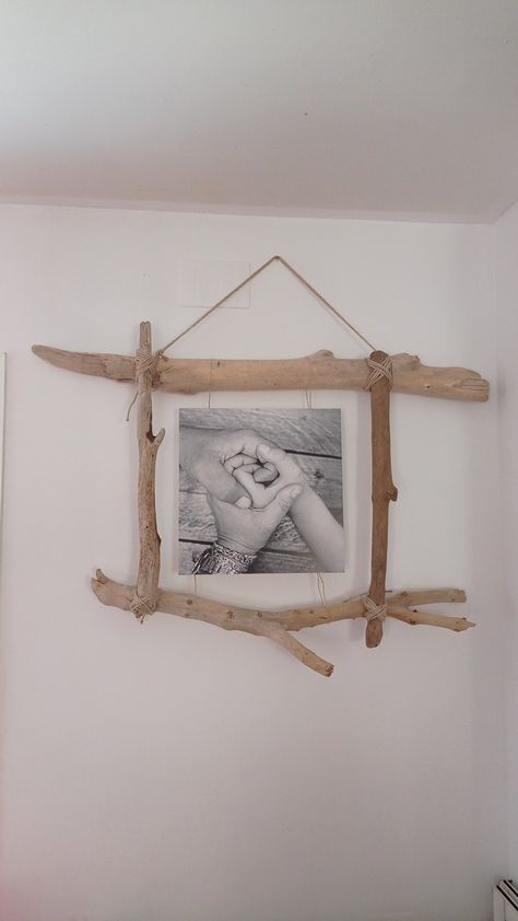 Driftwood Picture Frames, Driftwood Photo Hanger, Driftwood Picture Frames Diy, Twig Frame, Driftwood Frame, Stick Frame, Driftwood Projects, Homemade Home Decor, Diy Techniques