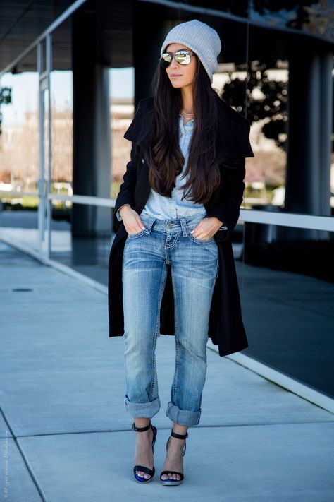 Casual street style - Beanie from Gap | Black Coat from Guess | Heels from BCBG Max Azria | Jeans from Buckle | Chambray top from American Rag Slouchy Beanie Outfit, Slouchy Outfit, Beanie Outfit, Chica Cool, Outfits To Wear, Beanie Style, Mode Casual, Street Style Winter, Slouchy Beanie