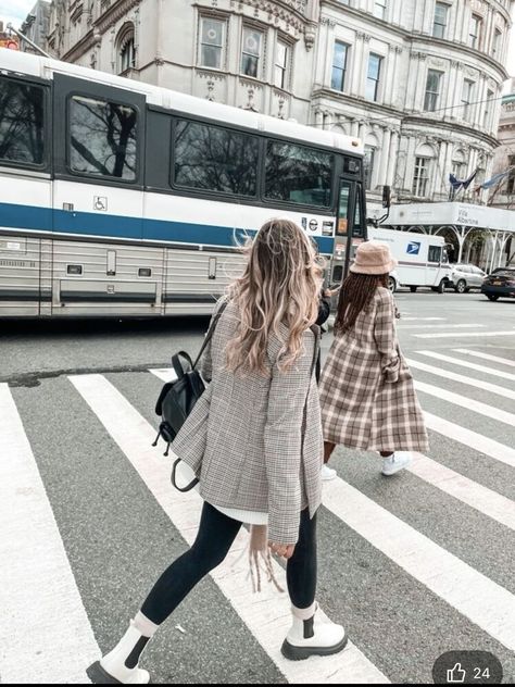 White Dr Martens Chelsea Boots, White Blundstone Outfit, Off White Chelsea Boots Outfit, Cream Dr Martens Outfit, White And Black Boots Outfit, White Chealse Boots Outfit, White Chelsea Doc Martens Outfit, White Dr Martens Outfit Winter, White Dr Martens Outfit Fall