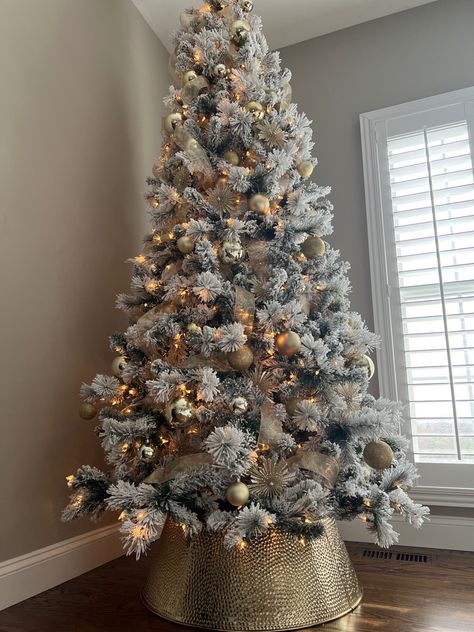 Flock Christmas Tree Decorating Ideas, Flocked Tree Decorating Ideas Gold, Simple Flocked Christmas Tree, Gold Flocked Christmas Tree, Flocked Tree Decorating Ideas, Flocked Christmas Tree Decor, Show Tattoo Ideas, Friends Tv Show Tattoo Ideas, Friends Tv Show Tattoo