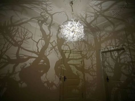 Cast a spooky forest shadow with a chandelier of branches. | 17 Subtle Ways To Make Your House As Creepy As Possible Haunted Forest, Diy Lampe, Branch Chandelier, Creative Lamps, European Home Decor, Light Sculpture, Cool Ideas, Diy Lamp, 인테리어 디자인