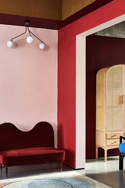 [For the Home] Now Trending: Pink and Red Interiors - So Fresh & So Chic Lacquered Walls, Steel Bed Frame, Sofa Inspiration, Oak Chair, Casa Vintage, Colourful Living Room, Pink Paint, Decoration Originale, Red Interior