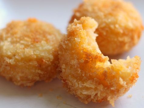 Cheesy Tots Cheesy Tots Recipe, Fontina Cheese Recipes, Cheesy Tots, Homemade Tater Tots, Sweet Potato Tots, Fontina Cheese, Food Shows, Top Recipes, Melted Cheese