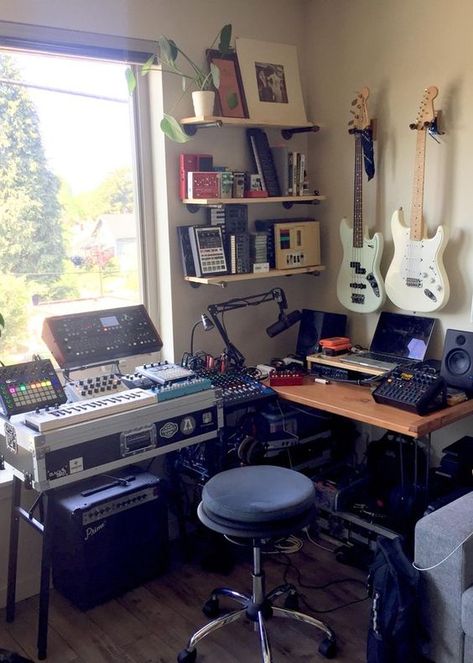 Clutter Bedroom, Small Music Studio Ideas, Small Music Studio, Music Bedroom, Recording Studio Setup, Home Recording Studio Setup, Home Studio Ideas, Home Music Rooms, Recording Studio Home