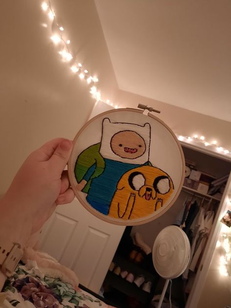 Fin E Jake, Adventure Time Embroidery, Adventure Time Diy, Finn And Jake Adventure Time, Spanish Bedroom, Jake Adventure Time, Finn And Jake, Childhood Characters, Adventure Time Cartoon