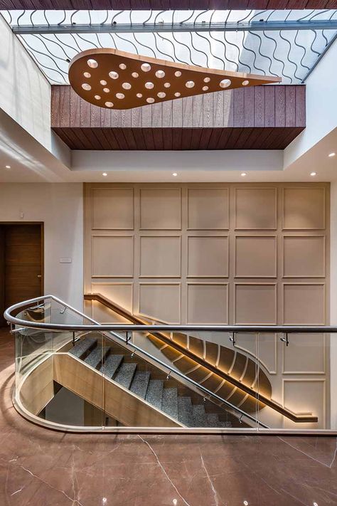 Tulsi Shyam : A Grandiose Staircase | dress your home Staircase Area Design, Skylight Decor, Stairs Wall Decor Ideas, Stair Wall Design, Staircase Wall Design, Stairs Wall, Staircase Interior Design, Luxury Staircase, Staircase Wall Decor