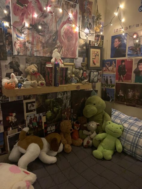 Clutter Room Decor, Room Clutter Aesthetic, Grungy Rooms, Room Ideas Messy, Clutter Room Aesthetic, Crowcore Room, Dorm Room Grunge, Soft Aesthetic Room, Cluttered Room Aesthetic