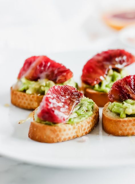 Blood Orange Avocado Crostini. These Crostini are tiny versions of everyone’s favorite snack topped with beautiful blood oranges, honey and sea salt. They’re a delicious and healthy appetizer! (vegetarian) Avocado Crostini, Fall Potluck, Easy Party Appetizers, Blood Orange Recipes, Cocktail Food, 5 Ingredients Or Less, Crostini Appetizers, Healthy Appetizer, Summer Eats