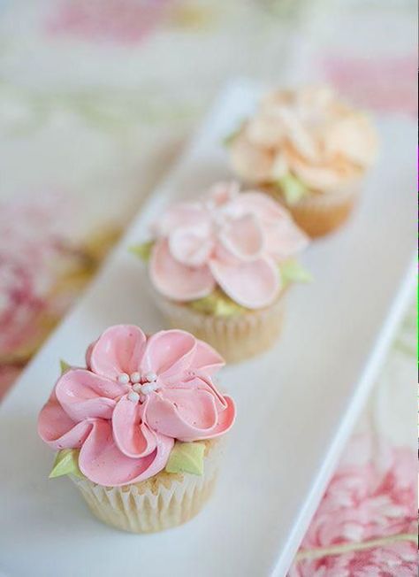 Piped Flowers, Cupcakes Flores, Cupcakes Design, Cupcake Business, Frosting Flowers, Spring Cupcakes, Pretty Cupcakes, Cupcakes Decorados, Beautiful Cupcakes