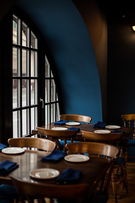 Dark Blue Restaurant Interior, Navy Restaurant Interior, Blue Interior Restaurant, Blue Walls Restaurant, Dark Blue Restaurant, Blue And Gold Restaurant Design, Blue Restaurant Interior Design, Navy Blue Restaurant Interior, Navy Blue Restaurant