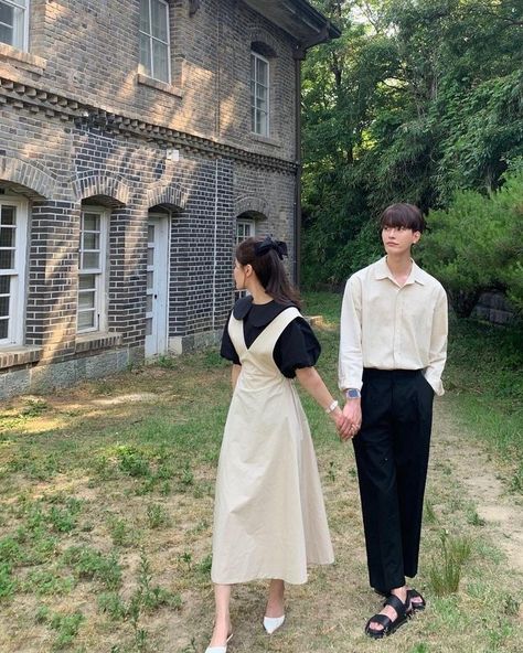 Couple Outfits Korean, Fall Couple Outfits, Ootd Couple, Couple Outfits Matching, Korean Wedding Photography, Couple Matching Outfits, Couple Fits, Couples Outfit, Couple Dress