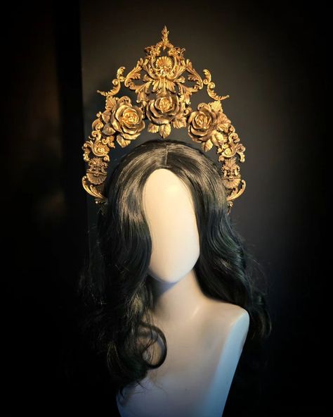 Did someone say Baroque? 🖤 I played with a new technique to make the new Baroque applicants. Now, some of you already know that I don't like to use glue and this crown is no exception!! ONLY the lace and ribbons are glued. Every Baroque application is wired! I'm kinda proud at myself for using this technique. 🖤 She is in shop now and many more will follow! X Liesbeth Dark Lemon Baroque Jewelry, Lemon Art, School Project, Headpiece, Glue, Shop Now, Crown, Angel, Lace