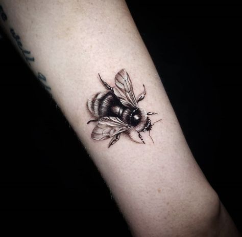 Bee Tattoo Design, Queen Bee Tattoo, Honey Bee Tattoo, Honeycomb Tattoo, Bumble Bee Tattoo, Insect Tattoo, Bug Tattoo, Tattoo Minimalist, Elbow Tattoos