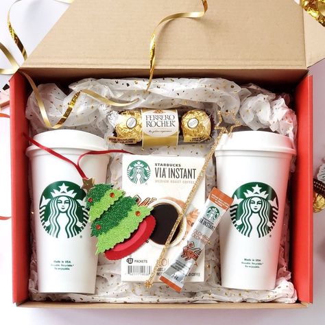 Looking for a gift that’s already packaged and ready to give immediately? This gift box might just be it. You can send it directly to the recipient’s address. This Starbucks themed gift box includes 2 reusable Starbucks acrylic cups for grande sized drinks (16 fluid ounces), a box of Starbucks Via Instant Colombia Medium Roasted coffee, 3 Ferrero Rocher chocolates and a personalized card with the recipient’s name and tailored to the specific holiday you’re celebrating. Starbucks Gift Basket Ideas, Starbucks Gift Baskets, Holiday Gift Basket, Employee Christmas Gifts, Holiday Gift Baskets, Personalised Gifts For Friends, Starbucks Gift Card, Starbucks Gift, Birthday Gift Baskets