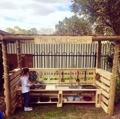 Mud Kitchen For Kids, Wood Pallet Crafts, Kids Mud, Play Kitchens, Pallet Patio, Outdoor Play Area, Kids Outdoor Play, Woodworking For Kids, Pallet Decor