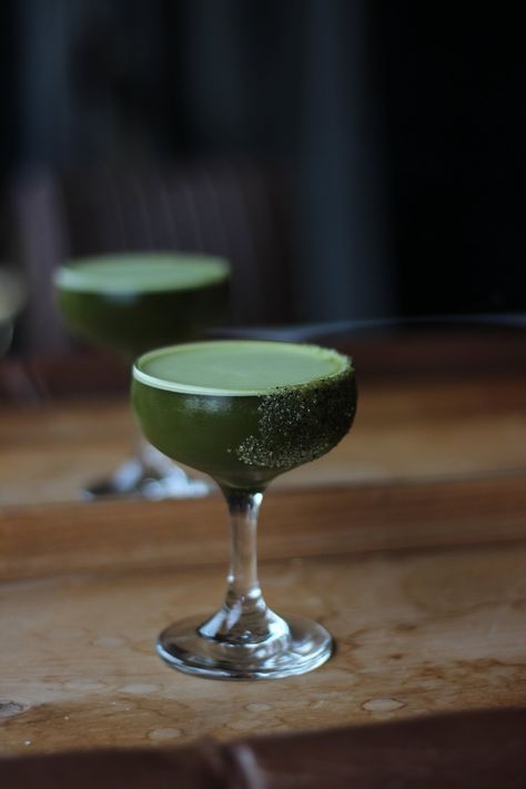 Matcha Espresso Martini, Southwest Cocktails, Matcha Martini Recipe, Espresso Martini Flavors, Flavored Espresso Martini, Matcha Cocktail Recipes, Halloween Espresso Martini, Matcha Margarita, Matcha Martini