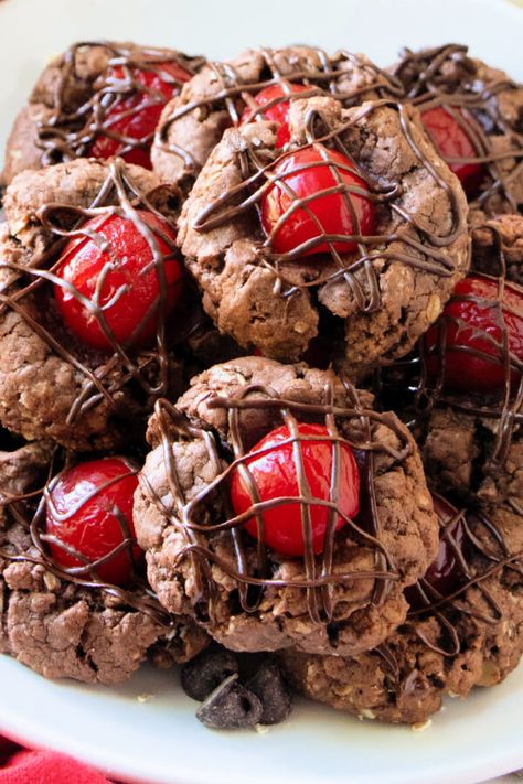 🍒 These Chocolate Cherry Thumbprints Cookies are an impressive but easy cookie for the holidays! Perfect for cookie trays. Xmas Brunch, Top Desserts, Love Bakes Good Cakes, Good Cakes, Chocolate Cherry Cookies, Chocolate Thumbprint Cookies, Xmas Recipes, Christmas Delights, Thumbprint Cookies Recipe