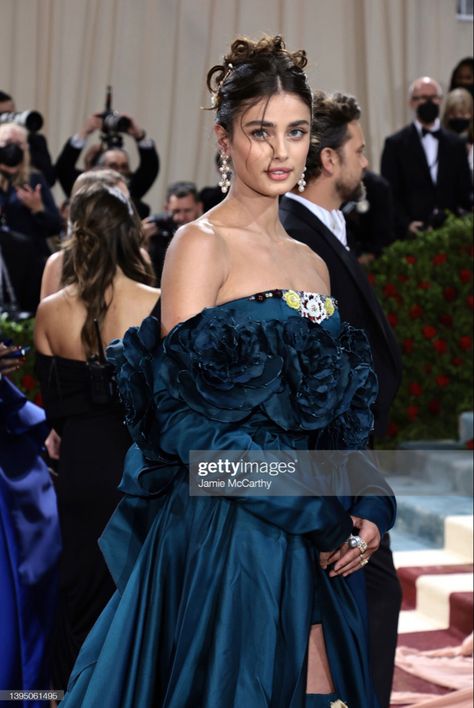 Blue Gown Makeup Look, Blue Dress Hairstyle, Old Money Updo Hairstyles, Met Gala Hairstyles Updo, Hairstyles Met Gala, Coquette Prom Hair, Met Gala Hairstyles, Taylor Hill Met Gala, Kendall Jenner Met Gala 2021 Hair