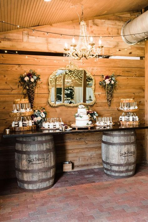 Small Barn Wedding, Fall Barn Wedding, Barn Wedding Reception, Barn Parties, Rustic Elegant Wedding, Country Barn Weddings, Barn Wedding Decorations, Cowboy Wedding, Barn Reception