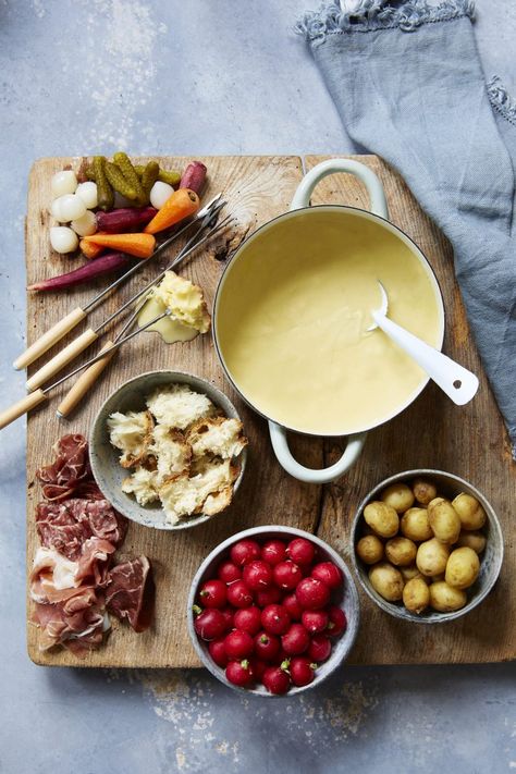 Easy Fondue Recipes, Dinner Date Recipes, Easy Fondue, Raclette Recipes, Best Junk Food, Fondue Night, Charcuterie Meats, Fondue Recipe, Fondue Recipes