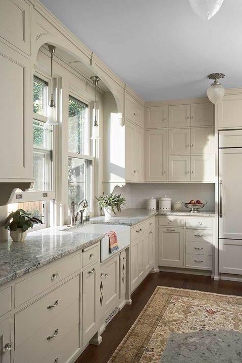 Cream And White Kitchen, Cream Colored Kitchen Cabinets, Modern White Kitchen Cabinets, Серая Кухня, Best Kitchen Design, Painted Kitchen Cabinets Colors, Victorian Kitchen, New Kitchen Cabinets, White Kitchen Design