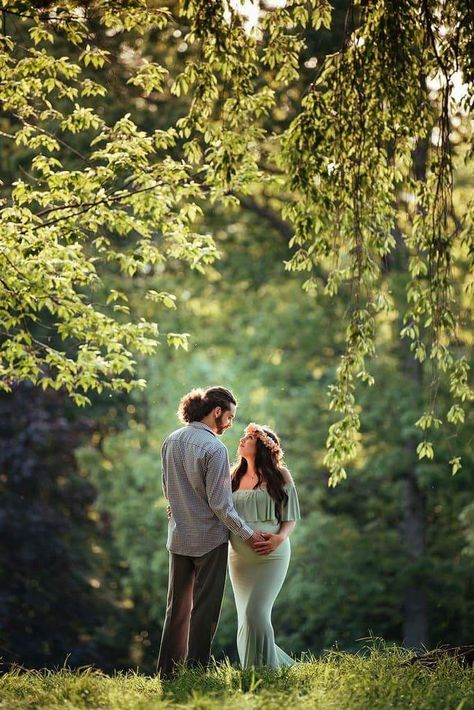 Spring Maternity Photos Couple, Pregnate Photoshoot Outdoor, Maternity Photography Botanical Garden, Maternity Shoot Park Photo Ideas, Maternity Pictures Garden, Green Maternity Shoot, Maternity Shoot In Garden, Maternity Photos In Woods, Castle Maternity Shoot