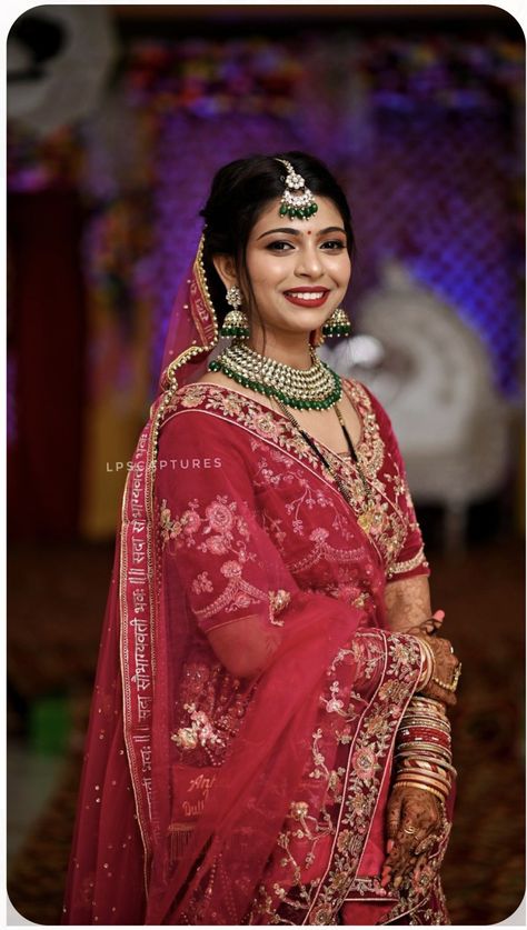 Dulhan Bride Pose, Wedding Single Poses Bride, Bride Photo Poses Indian, Wedding Girls Poss, Girl Closeup Wedding, Single Girl Wedding Shoot, Wedding Dulhan Single Poses, Bride Closeup Poses, Bridal Single Poses