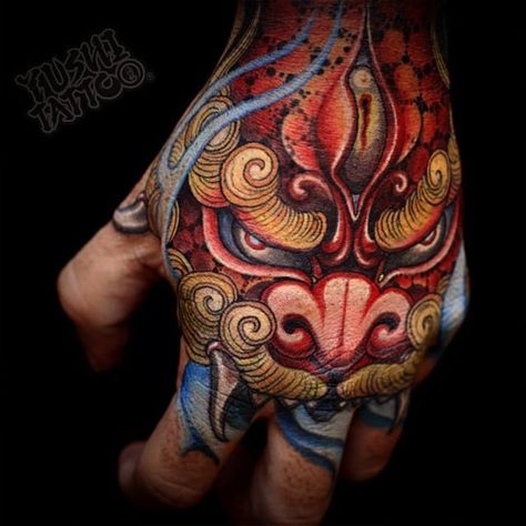 Tattoo Main, Japanese Hand Tattoos, Herren Hand Tattoos, Foo Dog Tattoo, Tattoos Traditional, Yakuza Tattoo, Fu Dog, Japanese Tattoos, Irezumi Tattoos