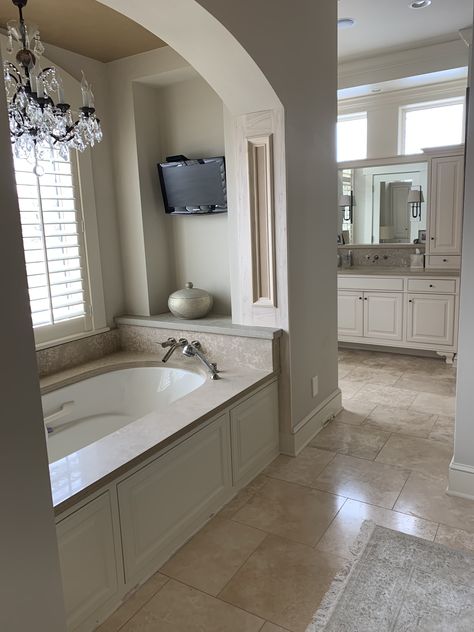 Big Bathroom Aesthetic Luxury, Cute House Bathroom, Dream House Master Room, Unique Bathroom Layout, Big Bathroom Aesthetic, Homely Bathroom, Dream House Bathroom, House Bathroom Ideas, Custom Staircase