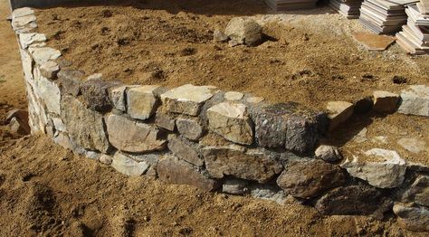 Building a rock wall - complete instructions.  A curved rock wall can make a rock wall much more stable. - grid24_12 Rock Wall Gardens, Rock Retaining Wall, Stone Walls Garden, Garden Retaining Wall, Fence Plants, Concrete Patios, Stone Retaining Wall, Garden Ideas Cheap, Walled Garden