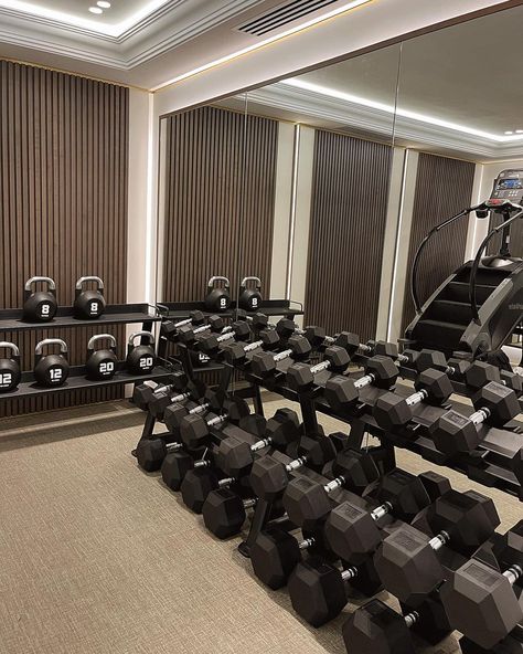 Luxury Apartment Gym, Apartment Gym, Luxury Home Gym, Home Gym Inspiration, Dream Gym, Dream Home Gym, Mansion Exterior, Sport Life, Gym Home