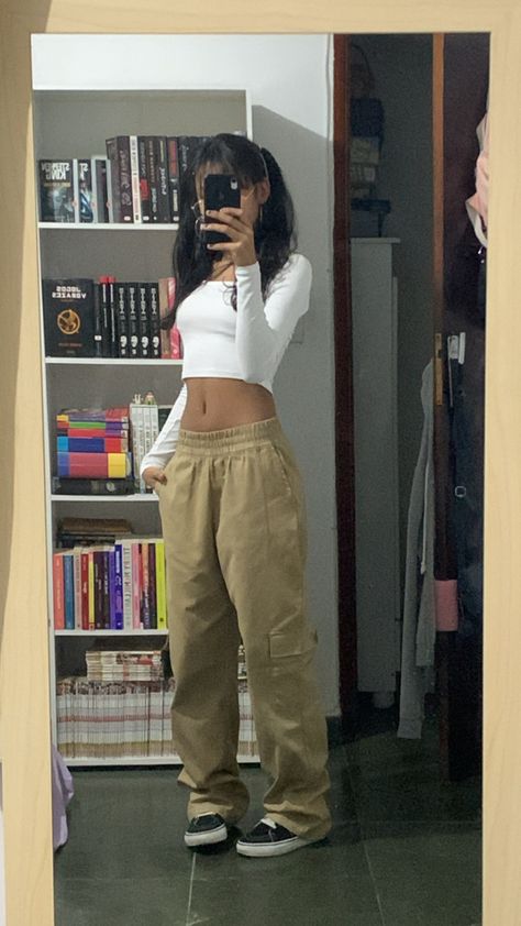 Outfits With Tan Cargo Pants, Small Shirt Big Pants Outfit, Tight Shirt Loose Pants Outfit, Baddie Pants, Tan Cargo Pants Outfit, Big Pants Small Shirt, Outfit With Cargo Pants, Little Shirt Big Pants, Big Pants Outfit