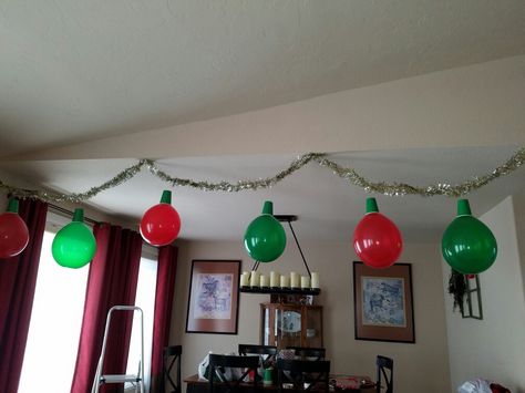 Christmas ornaments made with balloons and cups. Easy Christmas Party, Classroom Christmas Decorations, Holiday Christmas Party, Diy Christmas Lights, Ball Lights, Christmas Party Decorations, Christmas Classroom, Balloon Diy, Holiday Birthday