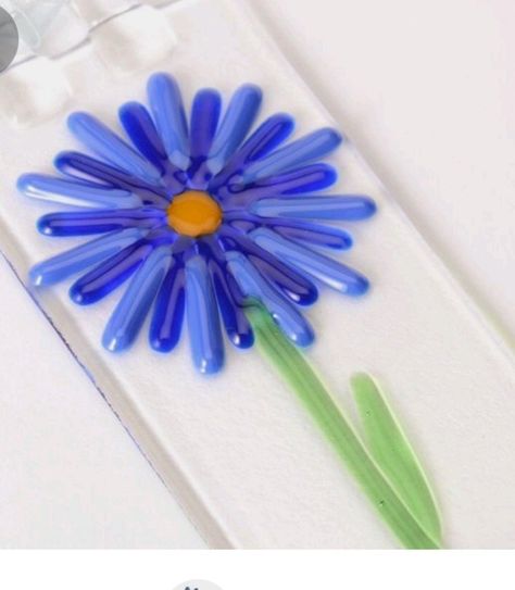 Glass Fusing Ideas Simple, Small Glass Fusing Projects, Fused Glass Art Ideas Simple, Glass Fusion Flowers, Fused Glass Suncatcher Ideas, Fused Glass Spring Ideas, Fused Glass For Beginners, Fused Glass Art Ideas Inspiration, Easy Fused Glass Ideas