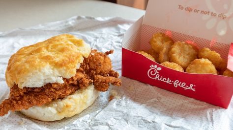 Chick-Fil-A Employees Can't Stand These Redundant Orders Chick Fil A Breakfast, Popeyes Food, Polynesian Sauce, Breakfast Calories, Fast Food Breakfast, Best Fast Food, Breakfast Recipes Sweet, Fried Chicken Sandwich, Food Spot