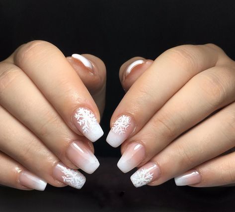 White And Nude Ombré Nails With Snowflake Design Ombré Nails With Snowflakes, Nails Winter French Tips, Ombre Snowflake Nails, Snowflakes Design, Winter Nails Acrylic, Snowflake Nails, Design Nails, Short Acrylic Nails Designs, Xmas Nails