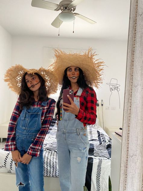 Dungarees Halloween Costume, Farmer Costume Women, Overall Costume Ideas, Halloween Costumes With Overalls, Costumes With Overalls, Farmer Costume, Wizard Of Oz Play, Scarecrow Costume, 2024 Halloween