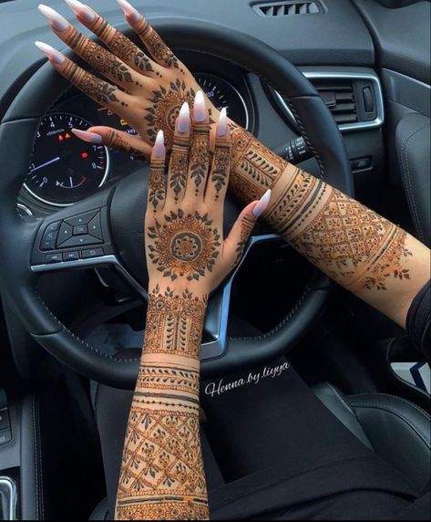 From insta: @henna.by.liyya Mehendi Designs For Eid, Modern Mehndi Design, Finger Mehendi, Finger Mehendi Designs, Arabic Mehandi, Wedding Henna Designs, Indian Henna Designs, Modern Mehndi, Indian Henna