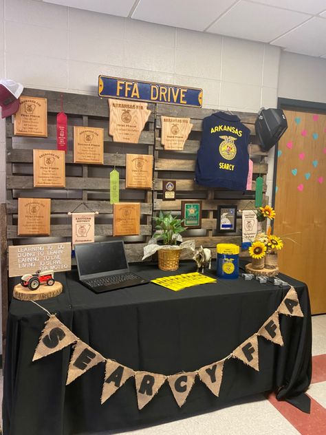 my local FFA designed this table to tell incoming people about the club! Ffa Awards Display, Ffa Display Ideas, Fundraiser Table Ideas, Ffa Booth Ideas, Ffa Senior Table Ideas, Club Fair Table Ideas, Ffa Graduation Party Ideas, Ffa Desserts, Ffa Classroom Ideas