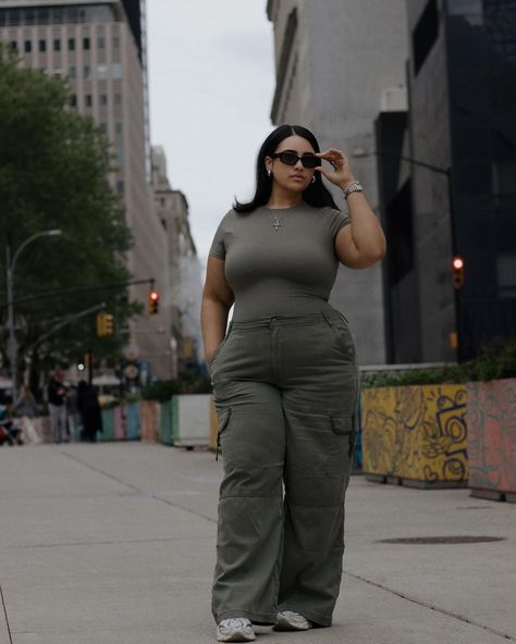 NYC 🌆 #plussizefashion #plussizeoutfit #plussizeootd #casualoutfitideas #newyorkstreetstyle #cargopantsoutfit #midsizefashion #curvyoutfit Plus Cargo Pants, Cargo Pants For Plus Size Women, Plus Size Baddie Outfits Summer Casual, Casual Plus Size Outfits Winter, Styling Green Cargo Pants, Thick Thighs Outfit, Outfits Curvy Juvenil, Plus Size Sweatpants Outfit, Curvy Baddie Outfits