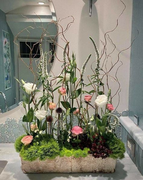 Parallel Design Flower Arrangements, Modern Flower Arrangements Simple, Parallel Flower Arrangement, Floral Arrangements Ideas, Vegetative Floral Design, Easter Decoration Ideas, Arreglos Ikebana, Wedding Floral Arrangements, Flower Shop Decor