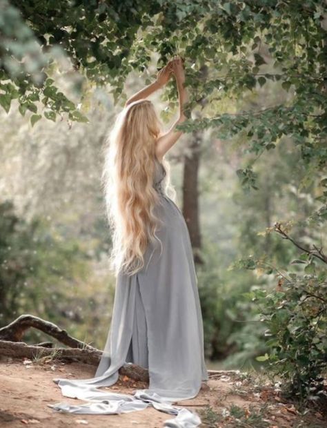 Robin Moonacre, Cinderella Retelling, Rhaenys Targaryen, Targaryen Aesthetic, Fantasy Magic, Princess Aesthetic, Long Blonde Hair, Beautiful Long Hair, Hair Bands