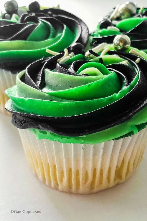 Green White And Black Cupcakes, Black And Green Cupcakes, Aromatic Flag, Pride Cupcakes, Aroace Art, Dessert Business, Black And White Cupcakes, 45 Birthday, School Cupcakes