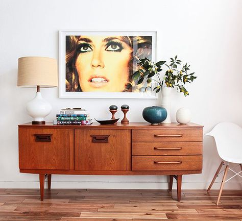 HOUSE OF HIPSTERS:How to Style a Credenza - HOUSE OF HIPSTERS Mid Century Living Room Decor, Credenza Styling, Credenza Decor, Sideboard Styles, Mid Century Contemporary, Mid Century Living Room, Style Deco, Mid Century Modern Decor, Mid Century Decor